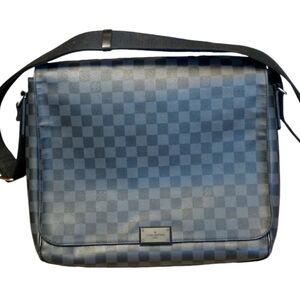 Louis Vuitton District MM Monogram Men's Crossbody Bag